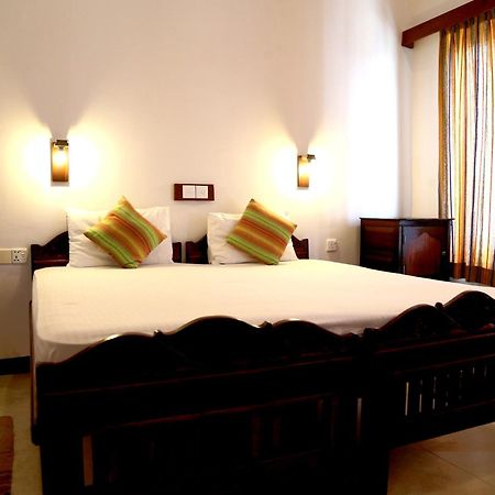 Dephani Beach Hotel Негомбо Экстерьер фото